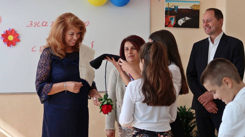 Ученици изненадаха с неочакван подарък Илияна Йотова | StandartNews.com