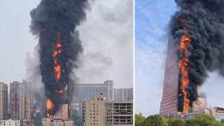 Зрелищен огнен ад в небостъргач, евакуират хиляди (ВИДЕО)