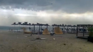 Ураган удари Бургас, летовници избягаха от плажа