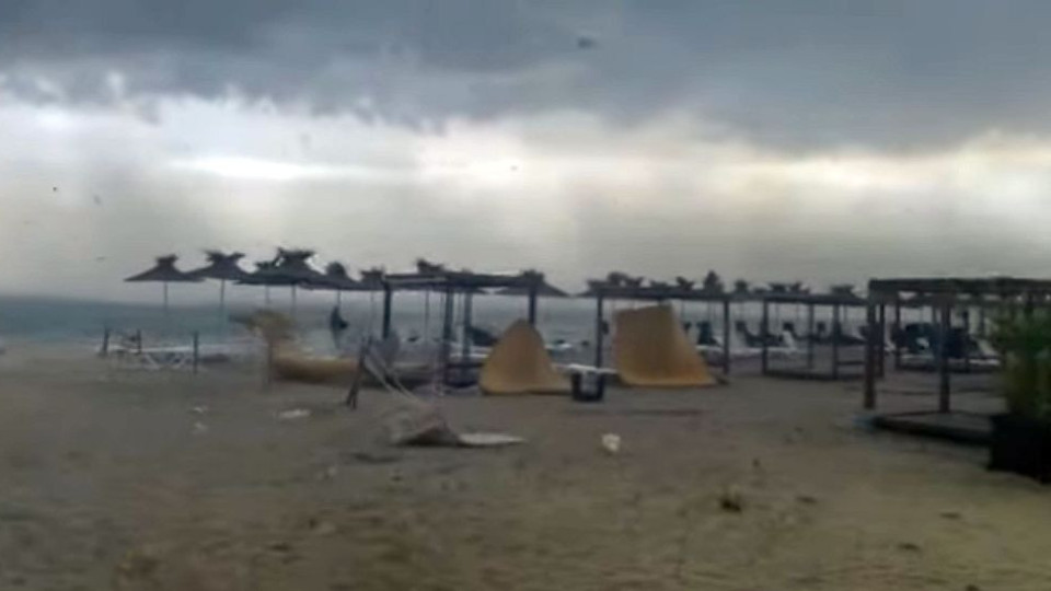 Ураган удари Бургас, летовници избягаха от плажа | StandartNews.com