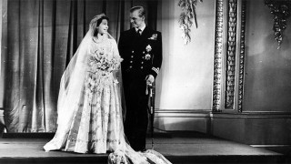 Проклятие в сватбената рокля на Елизабет II