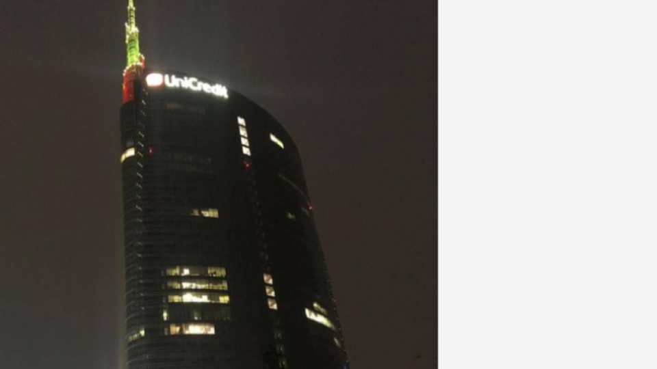 Уникално! Най-високата сграда в Италия светна с българското знаме | StandartNews.com