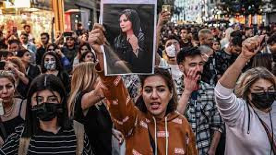 Иранците бесни, хвърлят хиджаби. Защо бе убита Махса Амини | StandartNews.com