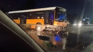 Тежък инцидент с автобус в София. Има ли пострадали?