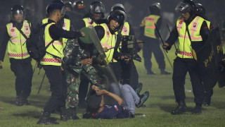 Ето какво причини кървавия футболен мач в Индонезия