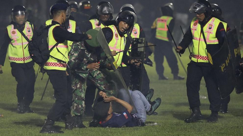 Ето какво причини кървавия футболен мач в Индонезия | StandartNews.com