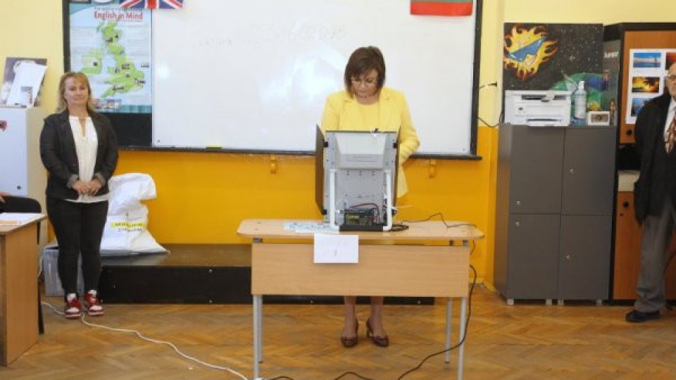 Нинова гласува, пожела си властта | StandartNews.com
