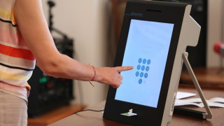 Кой е собственикът на кодa на машините за гласуване