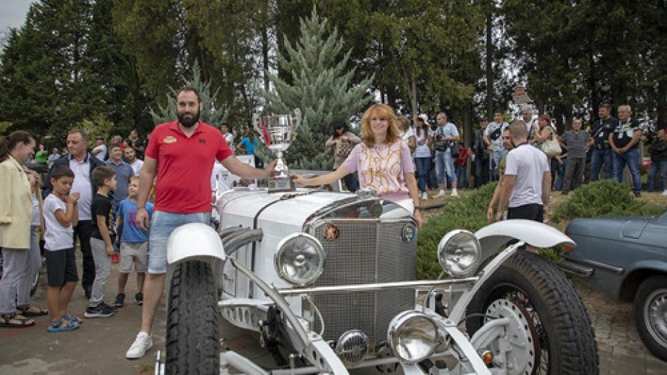 Близо 300 ретро автомобила показаха в парк „Артилерийски“ в Стара Загора | StandartNews.com