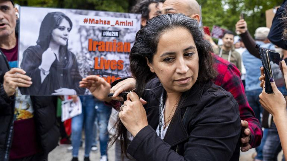 Солидарност! Ето как Европа подкрепя жените в Иран | StandartNews.com
