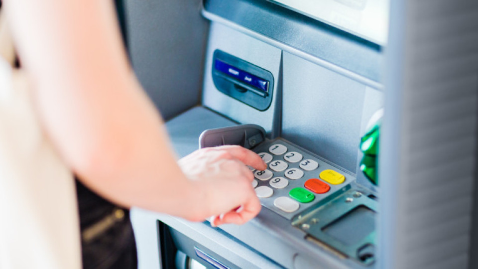 Банки вдигат таксите. Колко ще плащаме на банкомат | StandartNews.com
