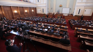 Екшънът в парламента започва. Петима в битка за председател