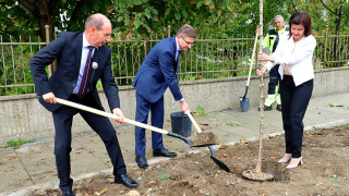 В Златица засадиха 60 дървета по програма „Нашето зелено утре“ на Група ГЕОТЕХМИН