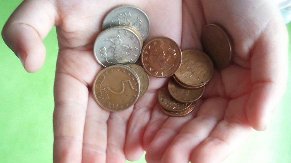 Дете си брои стотинките в рейса, а шофьорът отказва да го качи (снимки) | StandartNews.com