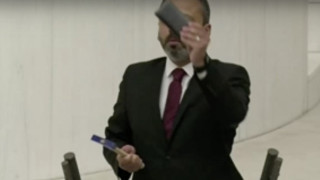 В знак на протест: Депутат строши телефона си с чук