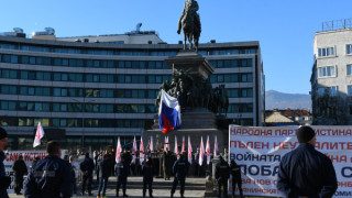 Скандал! Кой вдигна руското знаме пред парламента