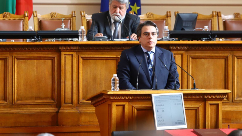 Бяс от Асен Василев! На какво приличал парламентът | StandartNews.com