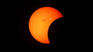 Милиони наблюдаваха пълното слънчево затъмнение СНИМКИ
