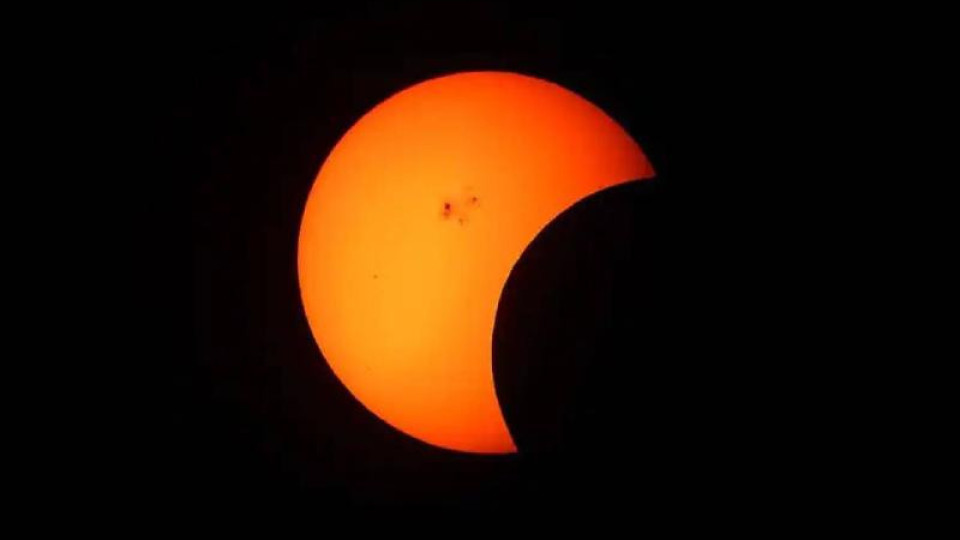 Милиони наблюдаваха пълното слънчево затъмнение СНИМКИ | StandartNews.com