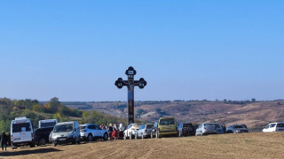 Осветиха 15-метров православен кръст край Калипетрово