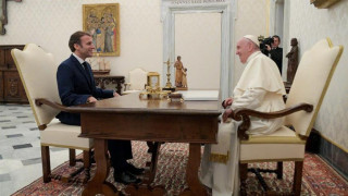 Ценен подарък от Макрон получи папата, но защо реагира Полша