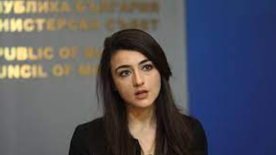 С какво Лена смени политиката и защо има синини по краката | StandartNews.com