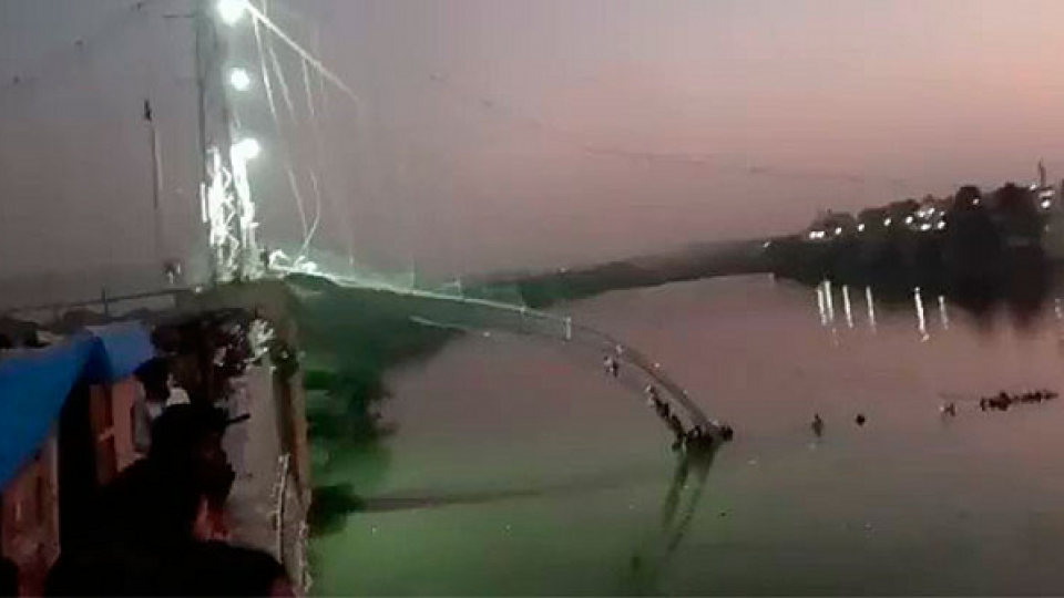 Прокълната неделя! Мост се срути, премиер спасява хората | StandartNews.com