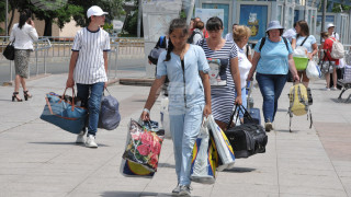 Изкарват от хотелите украинските бежанци