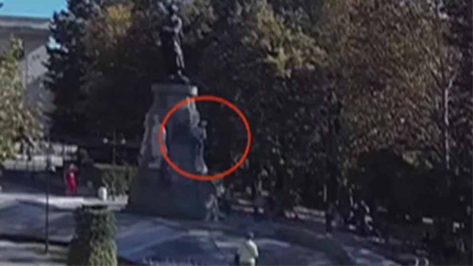 Обезглавиха паметник. Няма да повярвате кой го направи | StandartNews.com