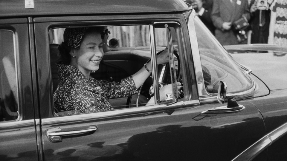 Продадено! Ето колко струва шофьорската книжка на кралица Елизабет II | StandartNews.com