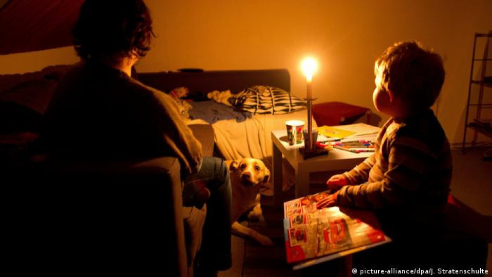 Германците се запасяват с кибрити и челници, учат ги да живеят без ток | StandartNews.com