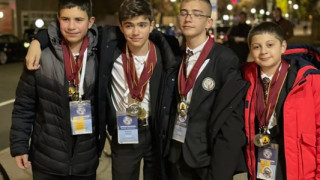 Гордост! Наши деца обраха златните медали на състезание в Йейл