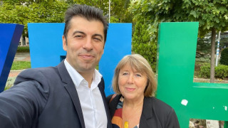 Майката на Кирил Петков се прибра от Канада. Живее като кралица