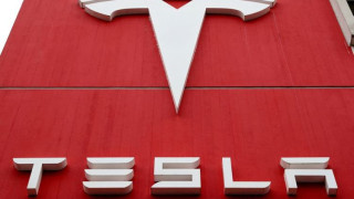 Tesla изтегля 321 000 електромобила в САЩ заради проблеми със задните светлини