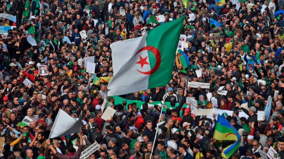 Списание Economist: Алжир е прогнил режим, спасен от газа, засега | StandartNews.com