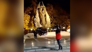 Вандали поругаха паметник светиня в Пловдив (ВИДЕО)
