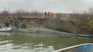 Няма следа от двамата издирвани рибари. Мистерията се заплита