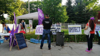 КНСБ посреща депутатите с коледна елха и протест