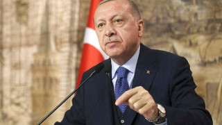 Напрежение! Кой показа червен картон на Ердоган