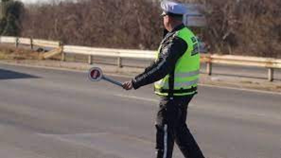 Пускат още 8500 полицаи по пътищата | StandartNews.com