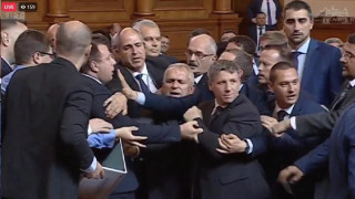 Невиждан цирк! Депутати от ПП взривиха парламента