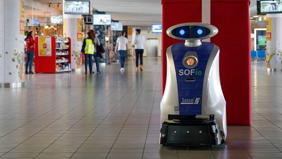 Робот асистент пое почистването на летище София | StandartNews.com
