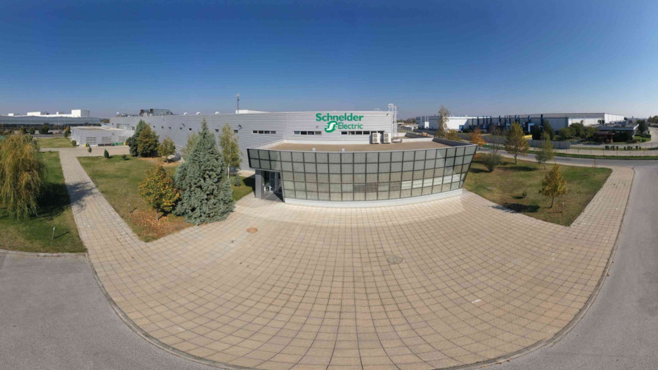 Умната фабрика на Schneider Electric стана „Фабрика на годината“ | StandartNews.com