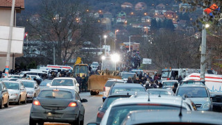 Расте напрежението в Косово, сърби стрелят и издигат барикади