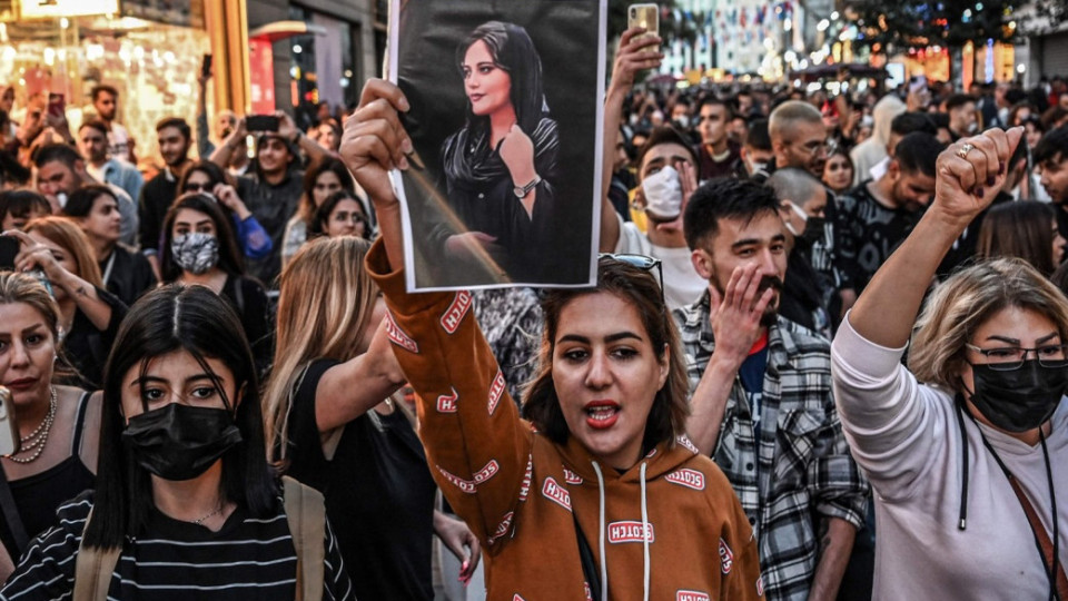 Емигранти на демонстрация в Брюксел.  Обявиха се срещу режима в Иран | StandartNews.com