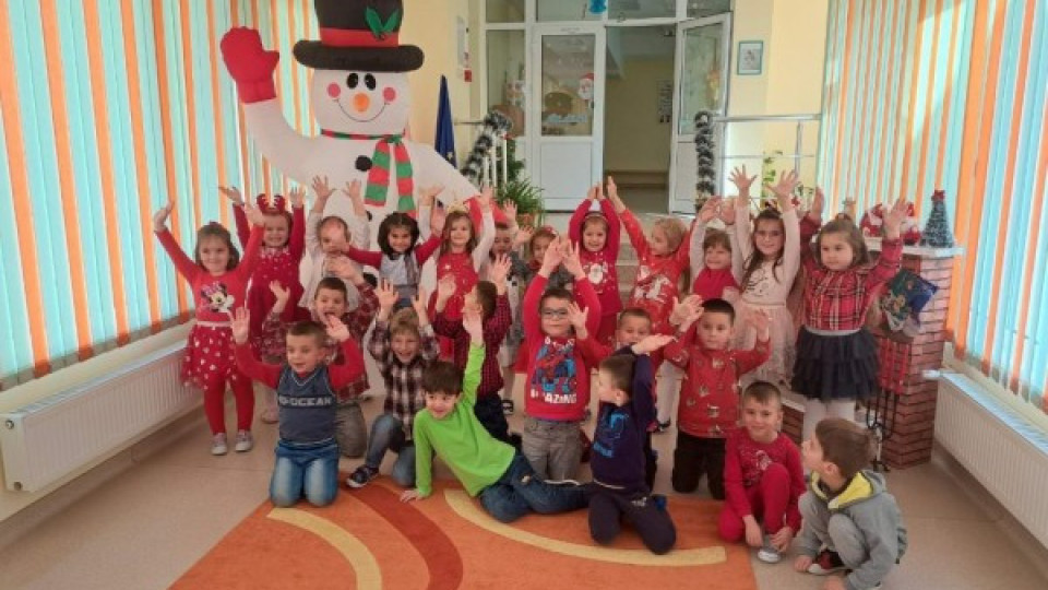 Снежен човек за децата на Казанлък от кмета Галина Стоянова | StandartNews.com