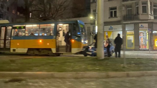 Автомобил влезе под трамвай в София