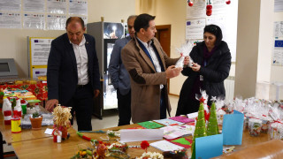 Училища и институции откриха благотворителен коледен базар в Кубрат