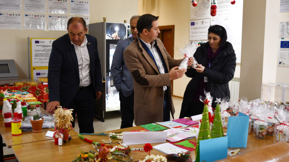 Училища и институции откриха благотворителен коледен базар в Кубрат | StandartNews.com