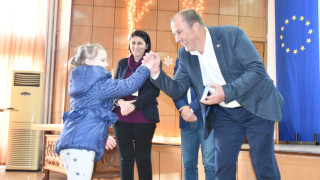 Кметът на Кубрат се срещна с деца в неравностойно положение, дари им топлина
